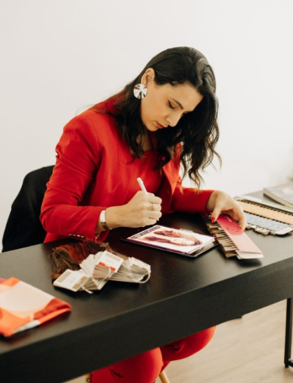 Cristina em consultoria de cor no Salão Alquimia