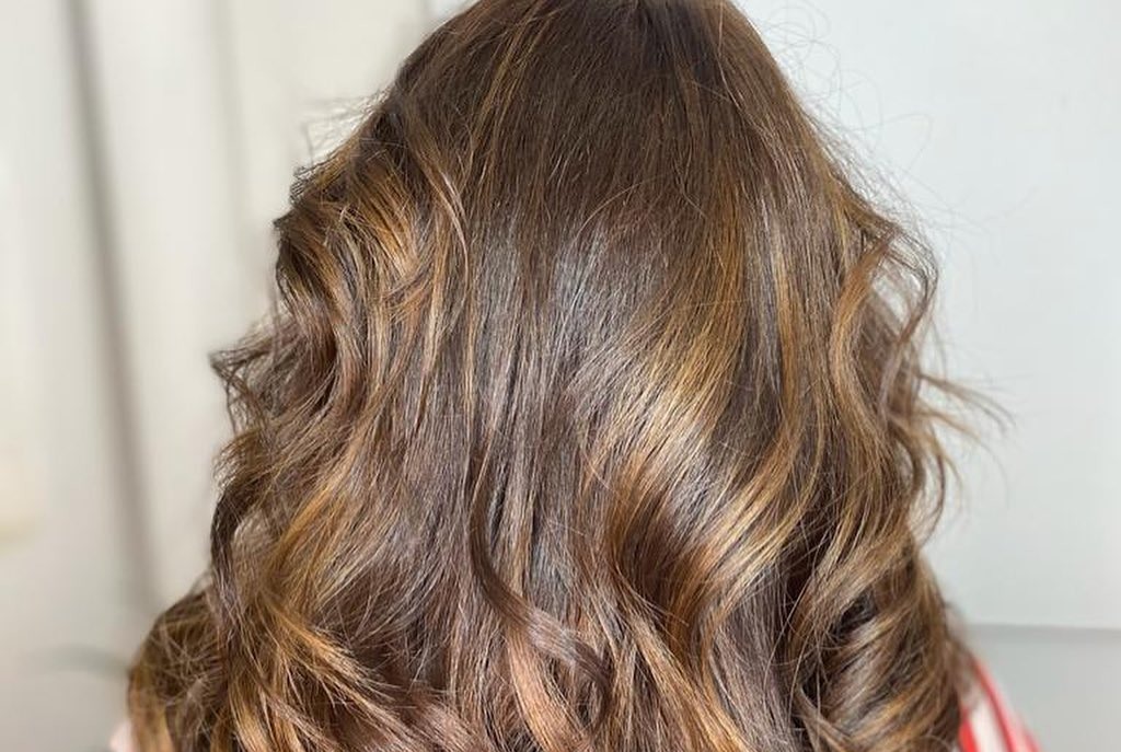 Finalização lisa em cabelo castanho