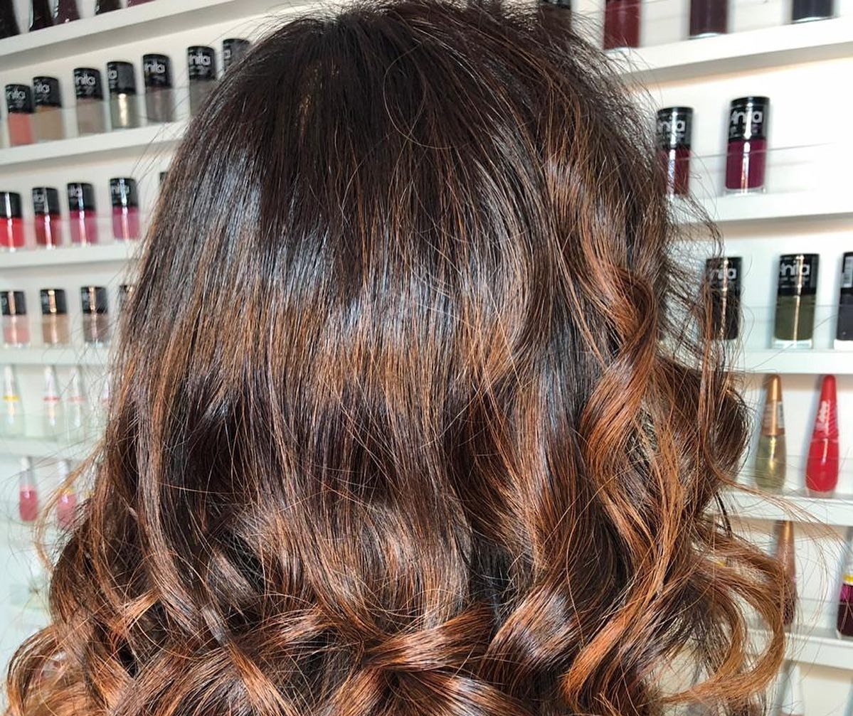 Balayage cobreado em cabelo cacheado