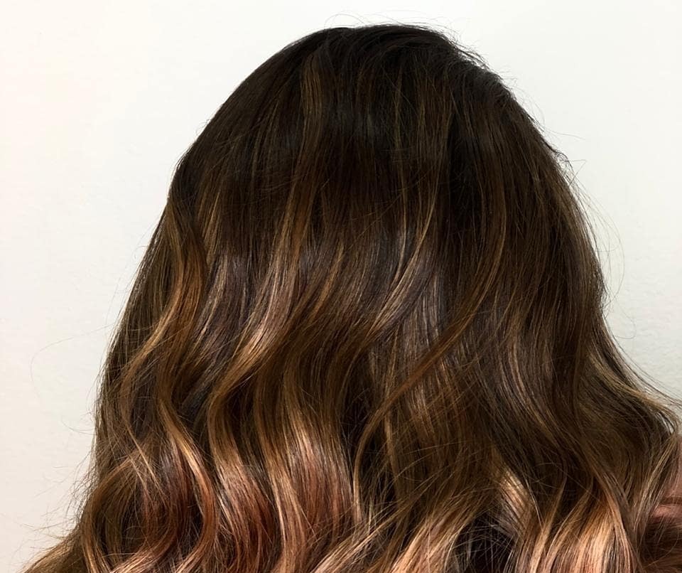Balayage rosé em cabelo castanho escuro