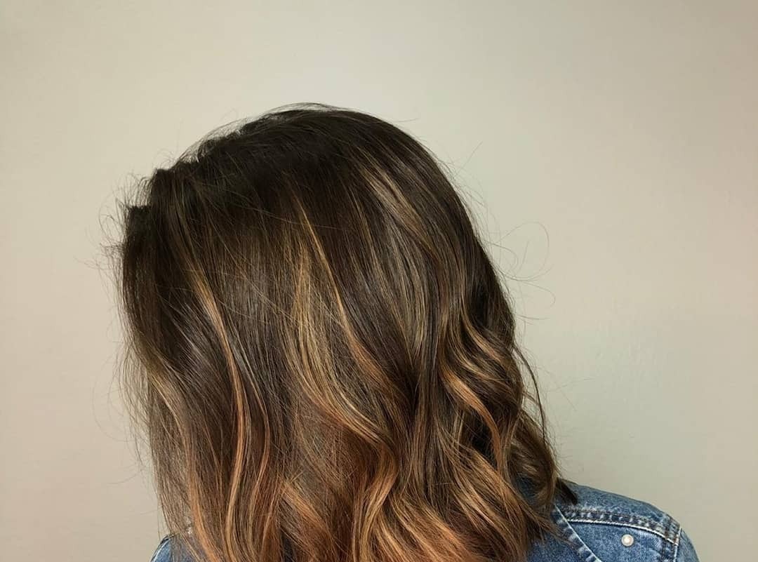 Balayage em cabelo castanho escuro