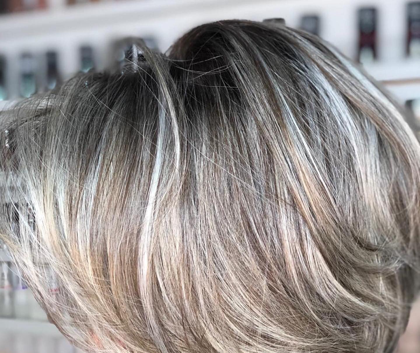 Coloração grisalha em corte bob