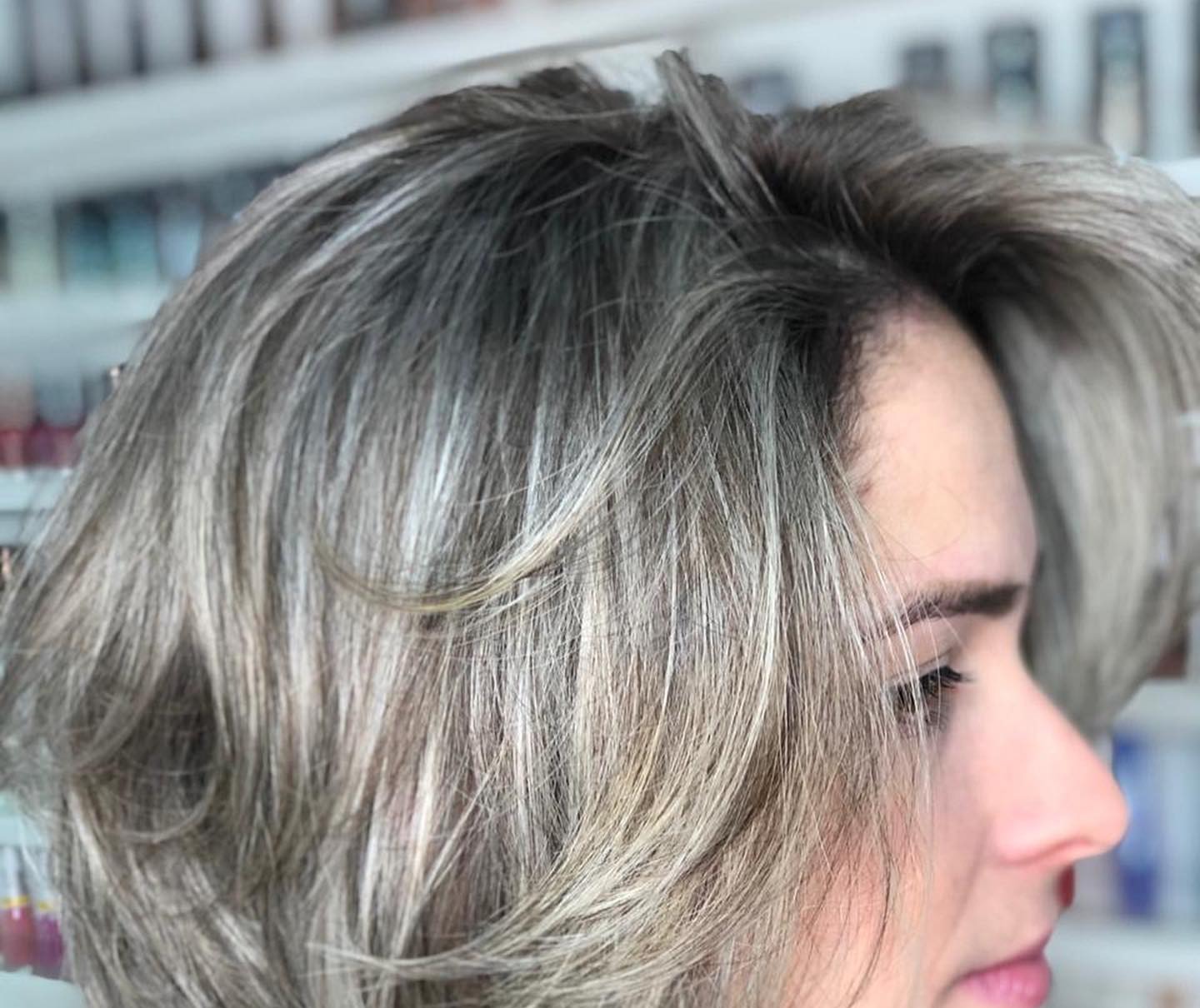 Coloração grisalha com mechas