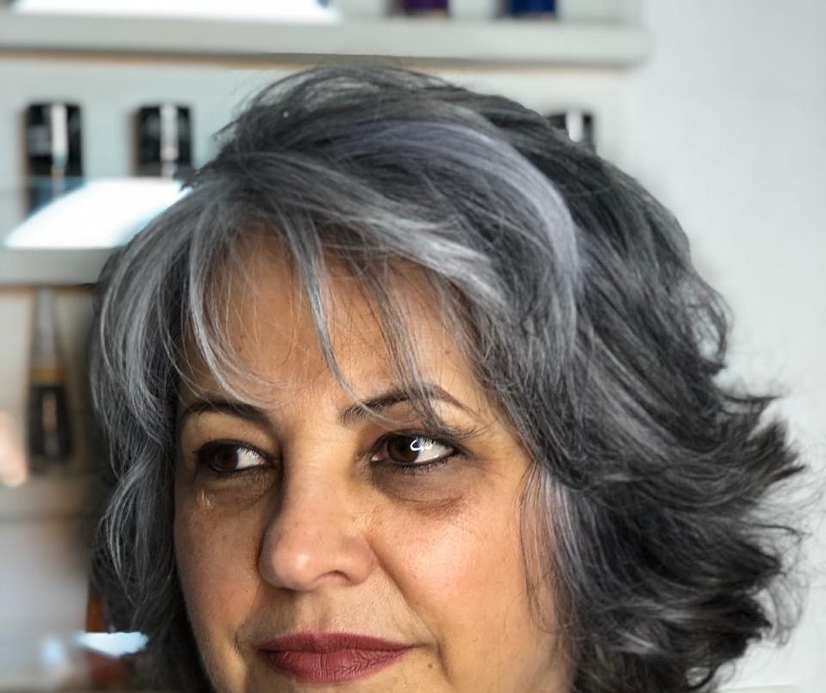 Coloração grisalha em corte bob