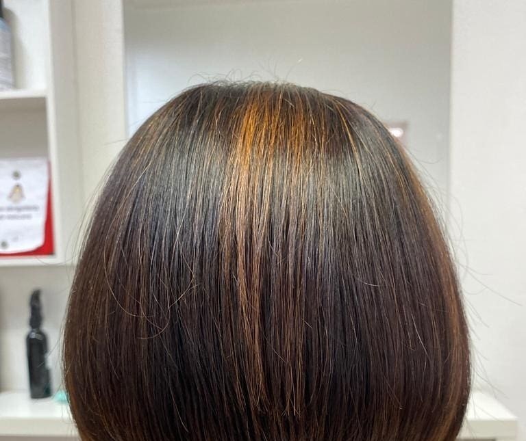 Mechas cobreadas na risca central
