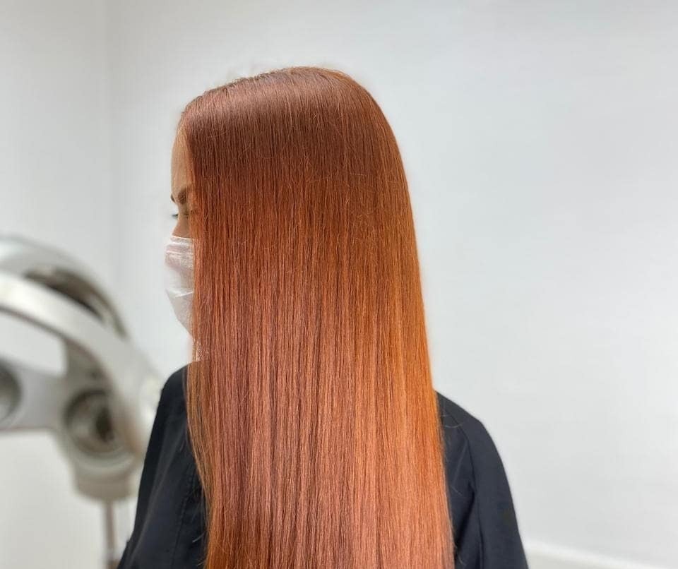 Coloração ruiva em cabelo liso longo
