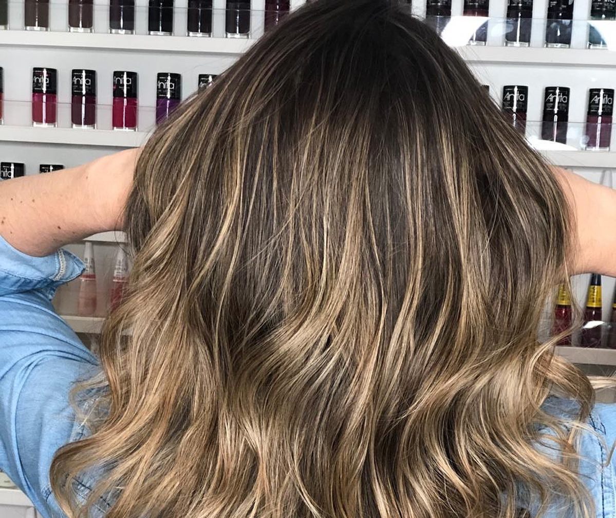 Balayage loiro em cabelo ondulado