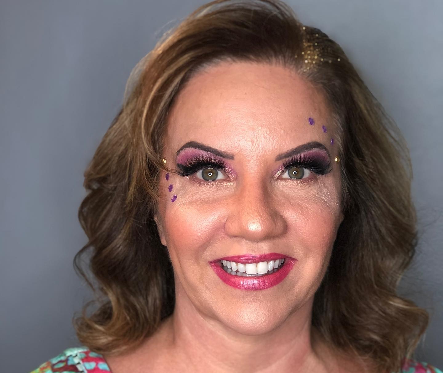 Produção de beleza com escova ondulada