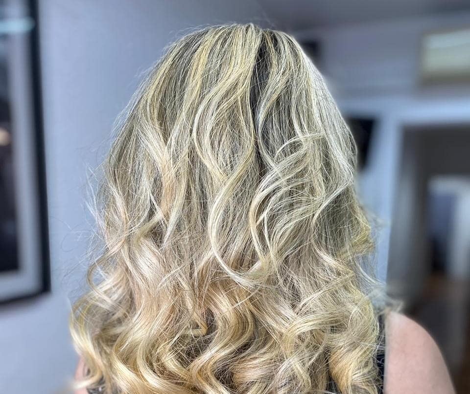 Balayage loiro em cabelo cacheado