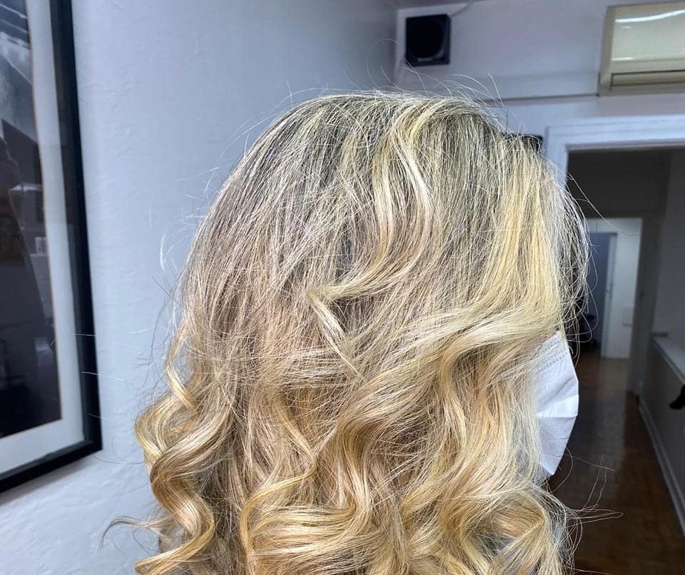 Balayage loiro em cabelo longo ondulado