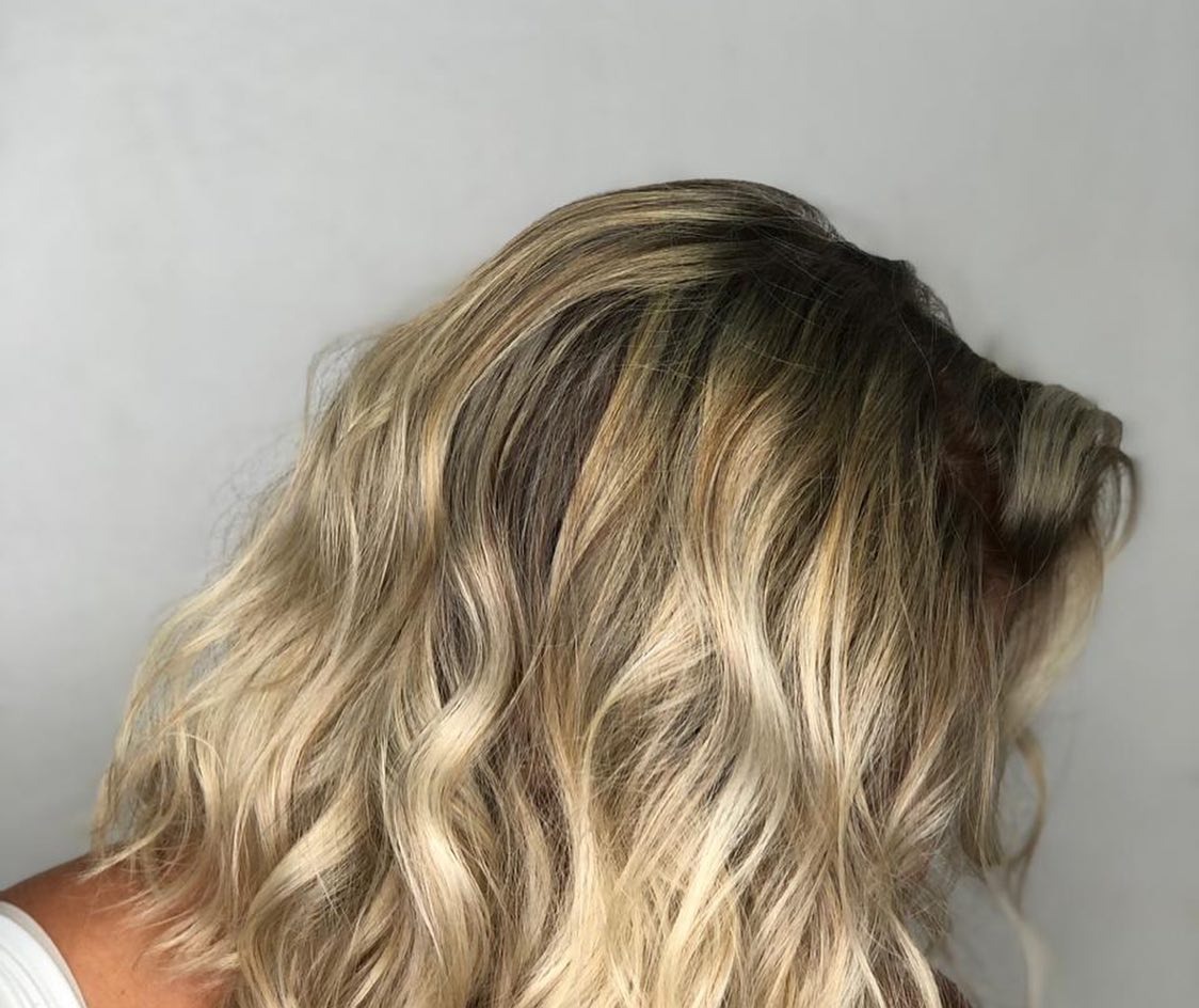 Balayage loiro em cabelo ondulado