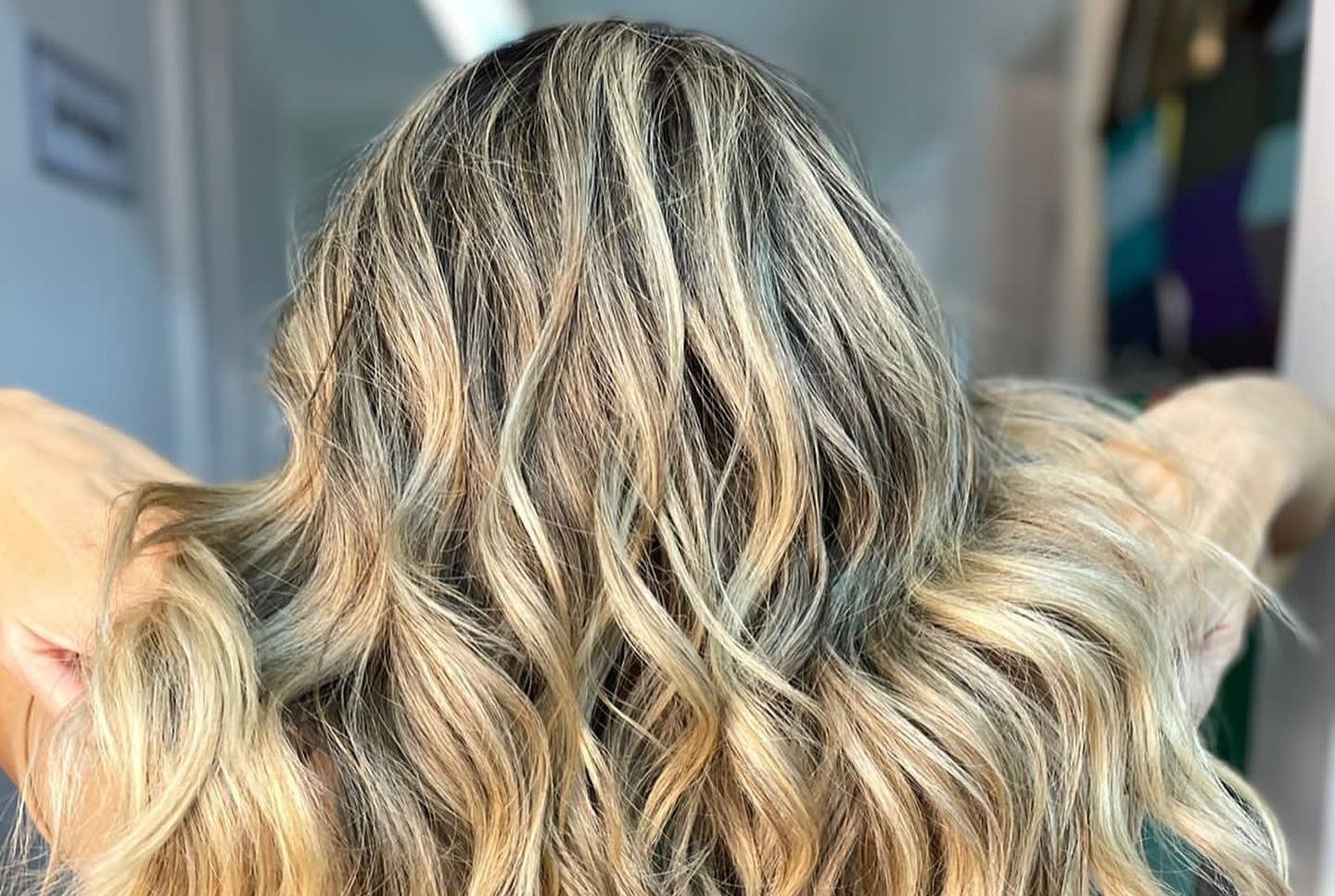 Balayage loiro em cabelo ondulado