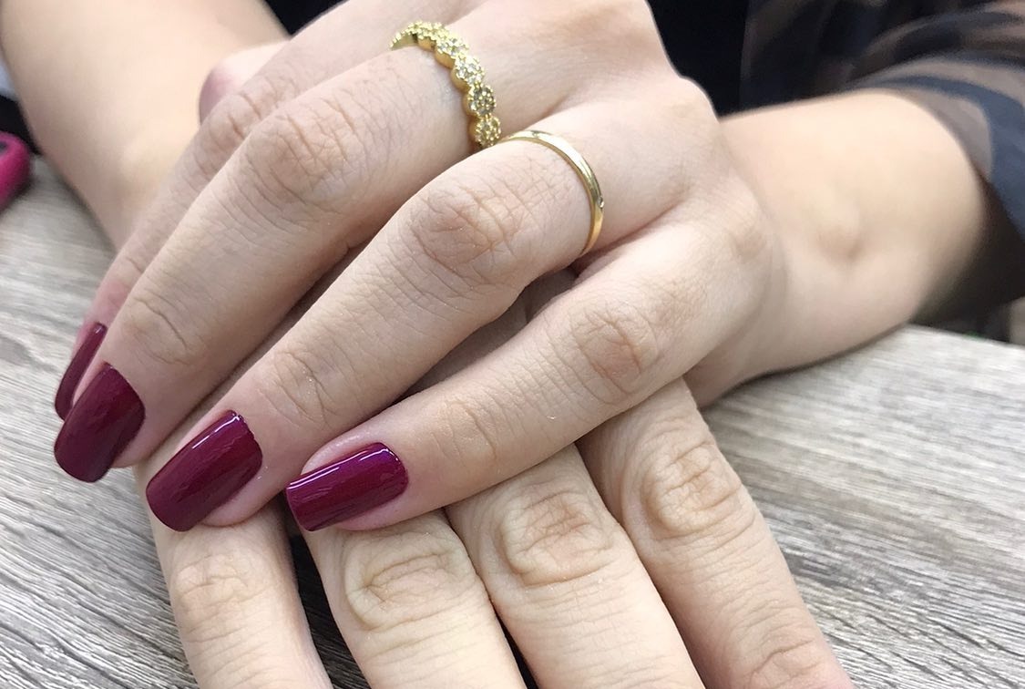 Manicure em vinho