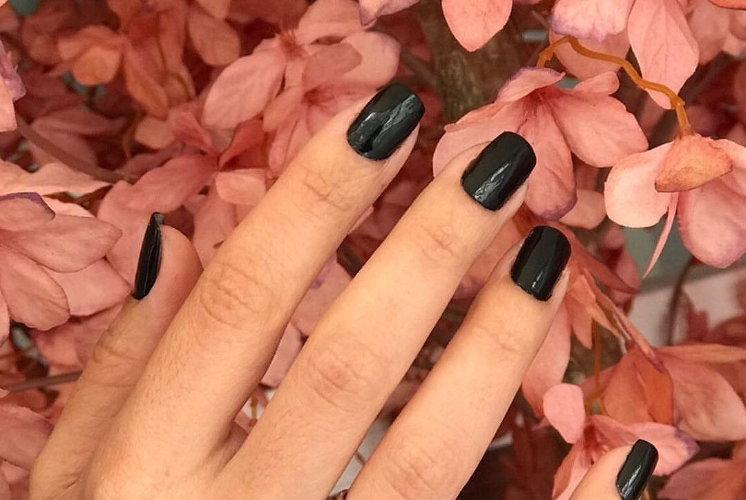 Manicure em preto