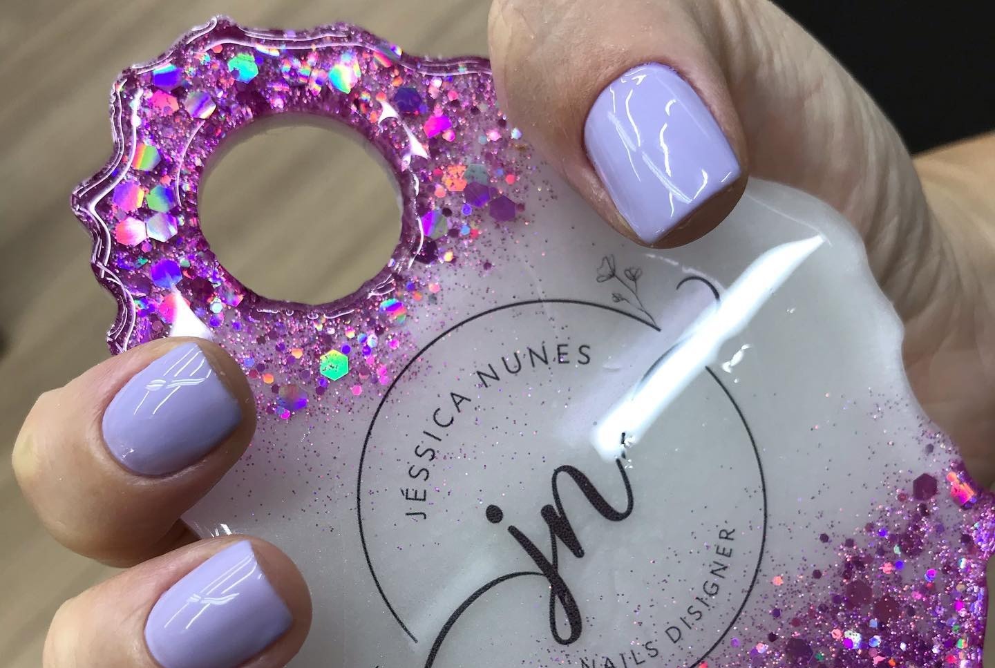 Manicure em lilás