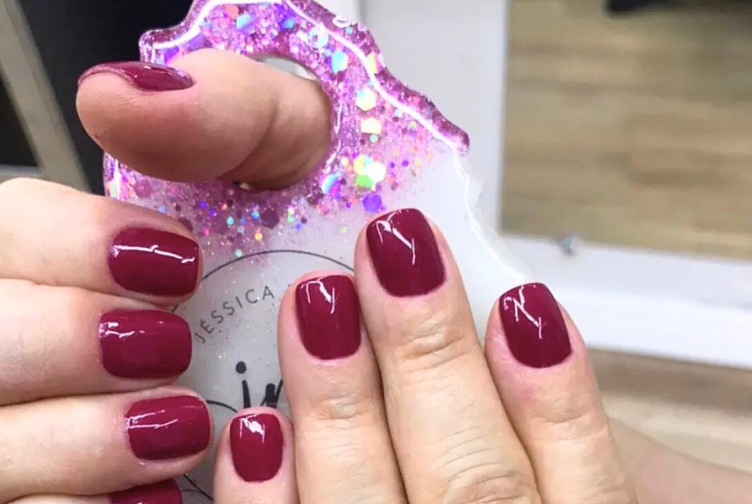 Manicure em vinho
