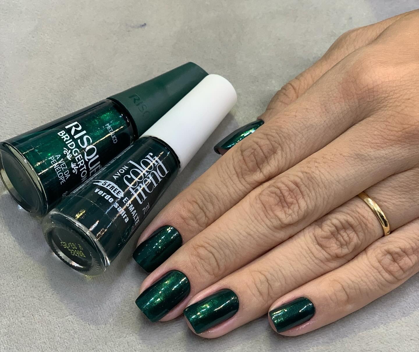 Esmaltação em tom verde