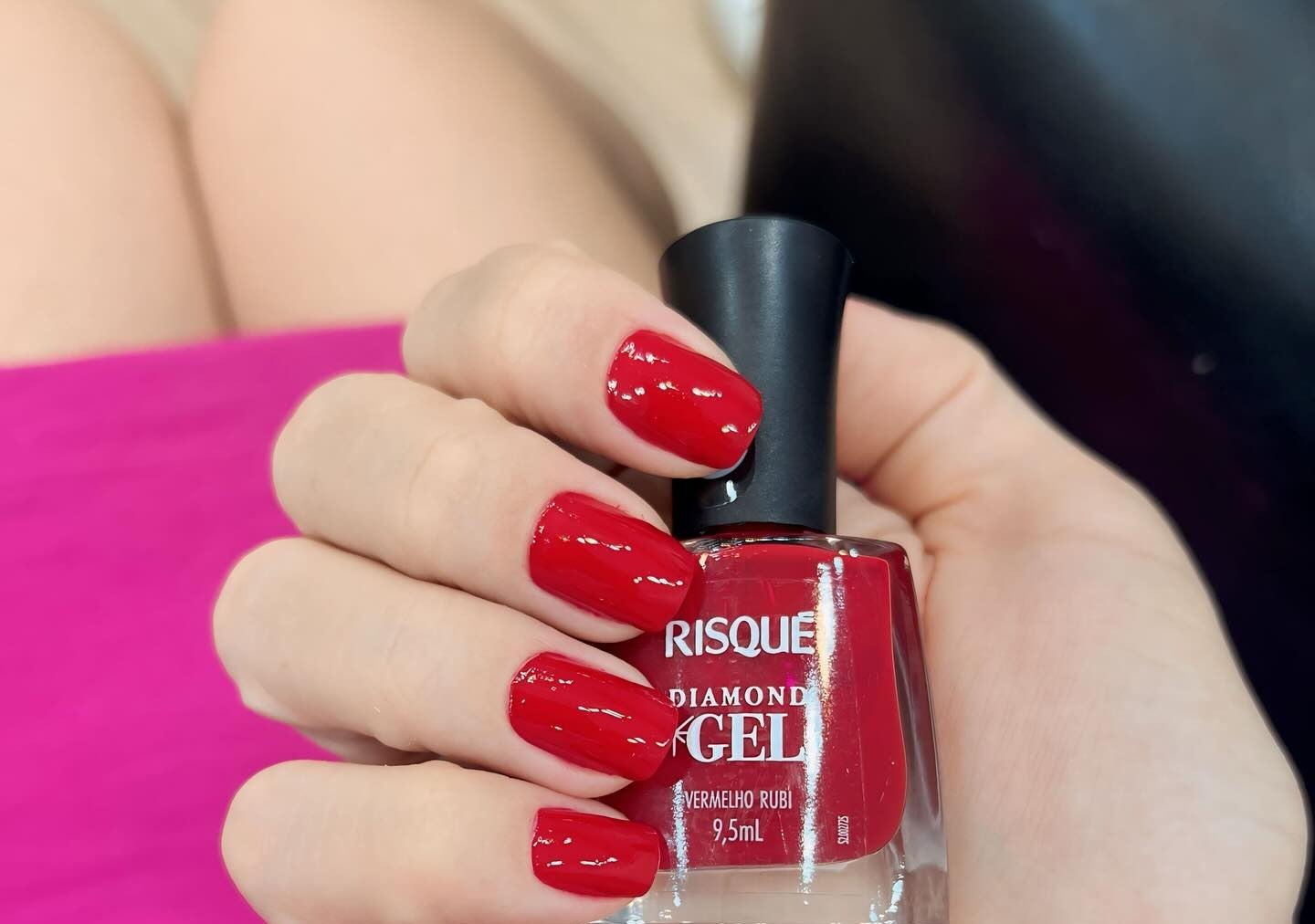 Esmaltação em tom vermelho