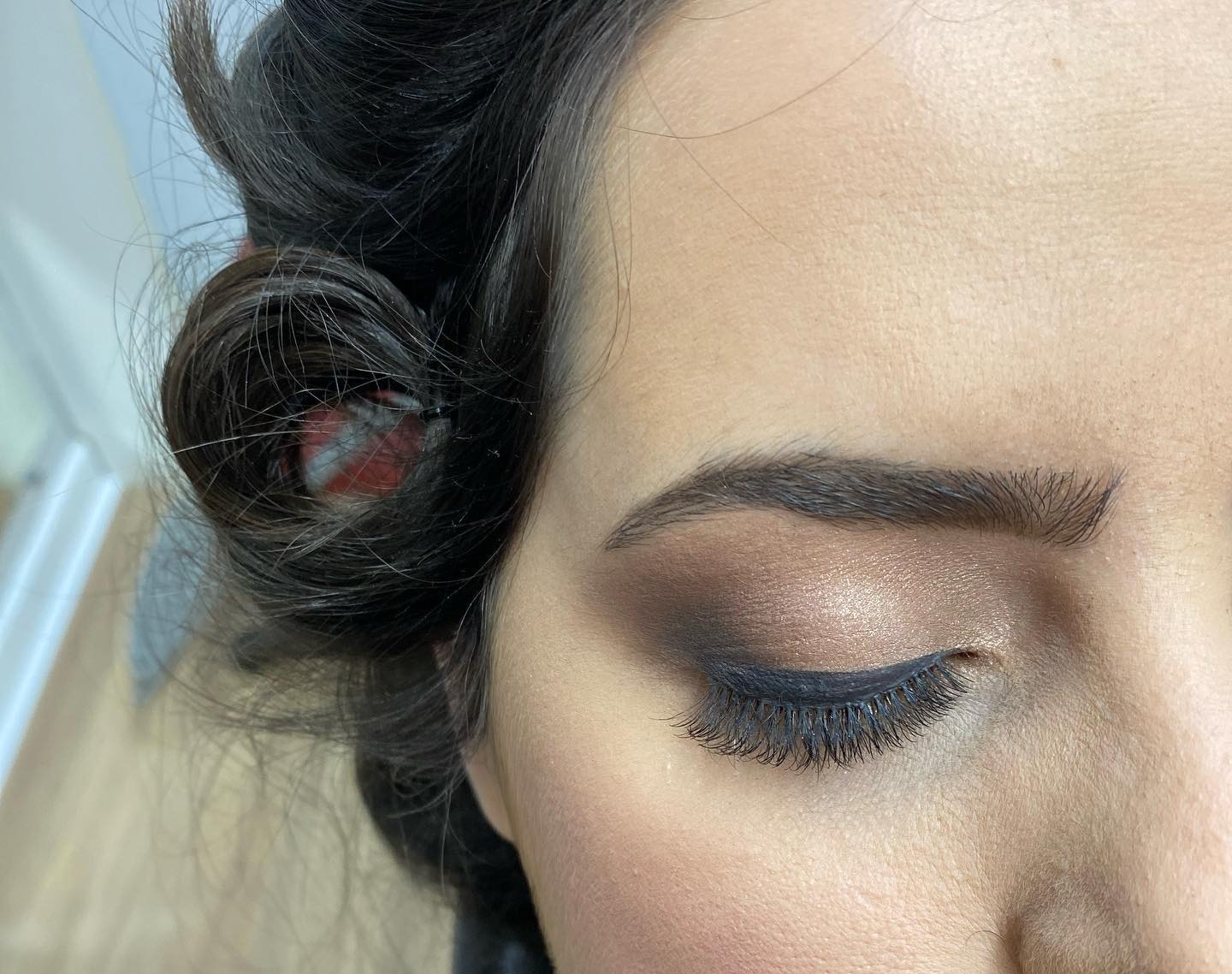 Maquiagem esfumada com penteado